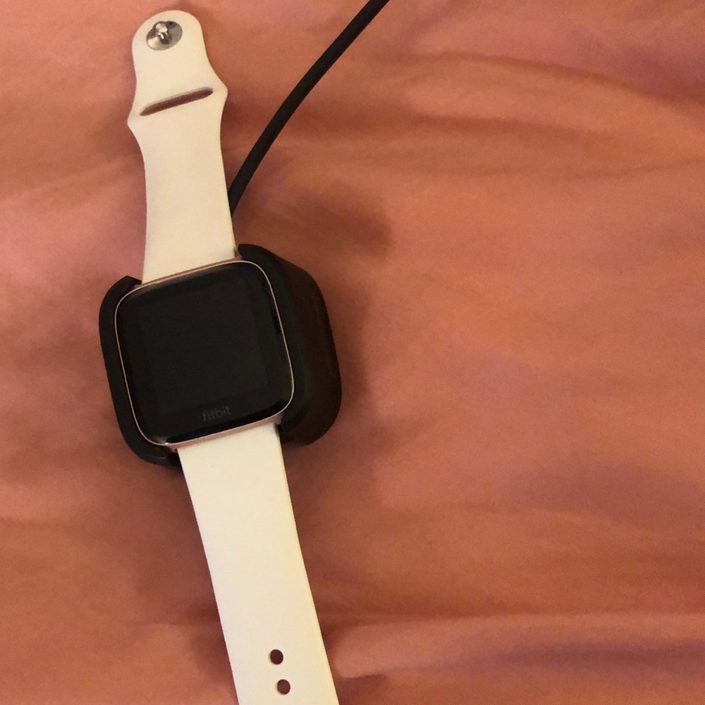 Fitbit Versa - Picture 2 of 3